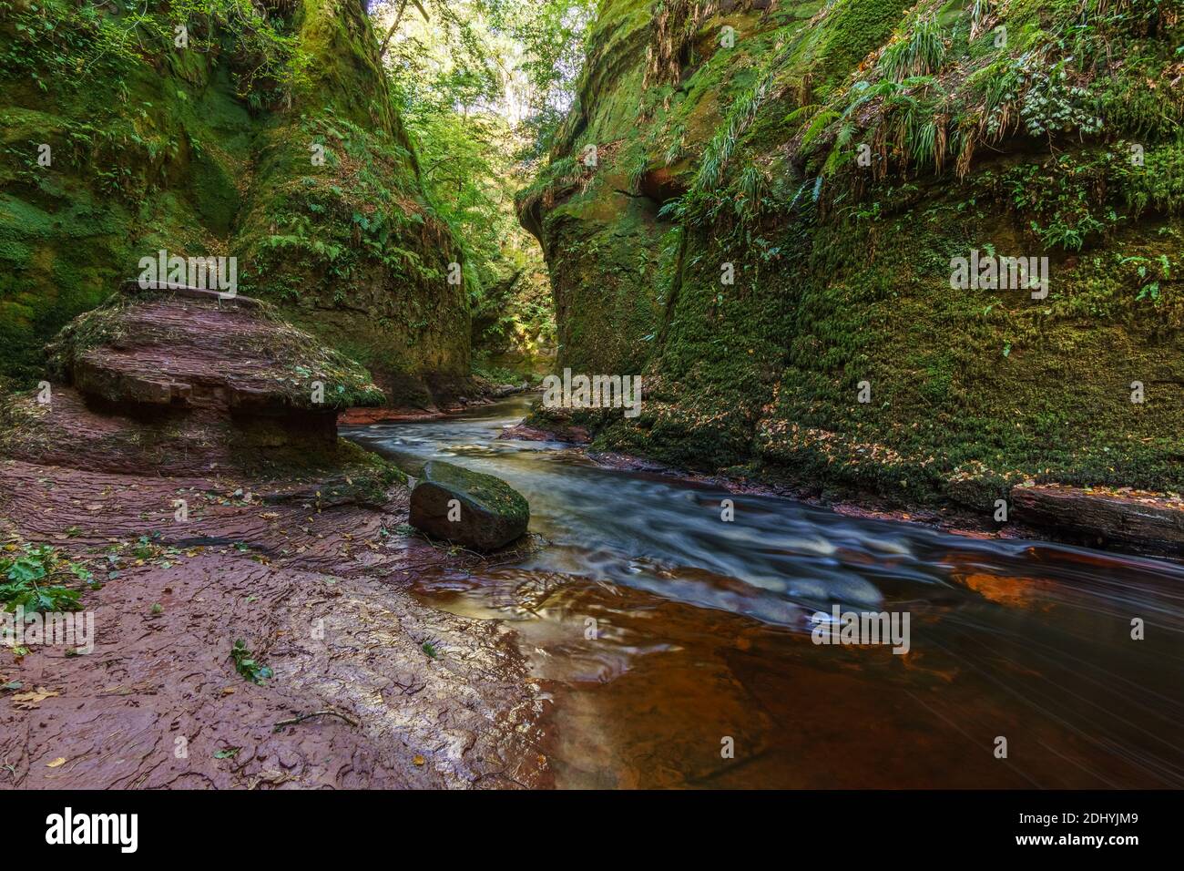 Ruscello di acqua rossa in scozia Foto Stock