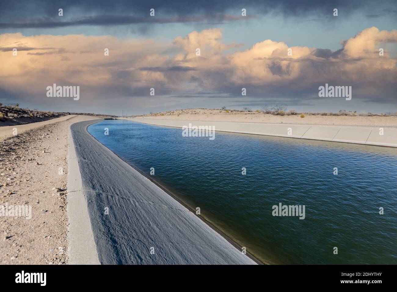 Acquedotto della California con cielo stellato nella zona desertica di Mojave della contea di Los Angeles settentrionale. Foto Stock