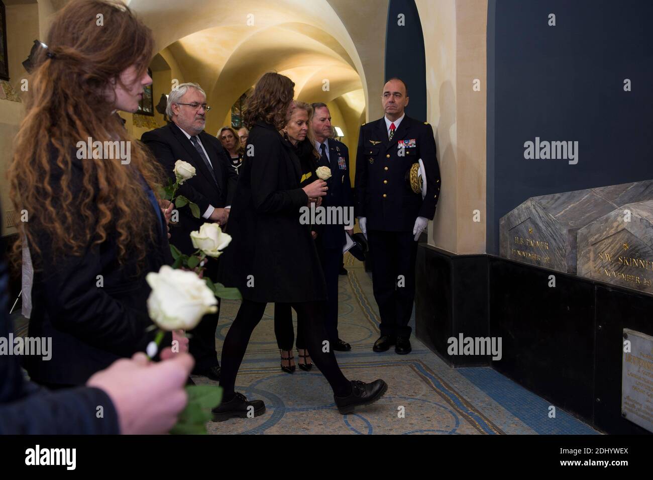 Il Segretario di Stato francese per i veterani e la memoria Jean-Marc Todeschini e l'Ambasciatore degli Stati Uniti in Francia Jane D. Hartley partecipano ad una cerimonia per celebrare il 100° anniversario dell'Escadrille Lafayette presso il Memoriale francese dell'Escadrille Lafayette, a Marnes-la-Coquette, vicino a Parigi, Francia, il 20 aprile 2016. Il Lafayette Escadrille era uno squadrone del French Air Service, l'Aeronautique Militaire, durante la prima guerra mondiale composto in gran parte da piloti volontari americani che volano combattenti. Fu chiamato in onore del marchese de Lafayette, eroe delle rivoluzioni americane e francesi. Foto di ECPAD/ABA Foto Stock