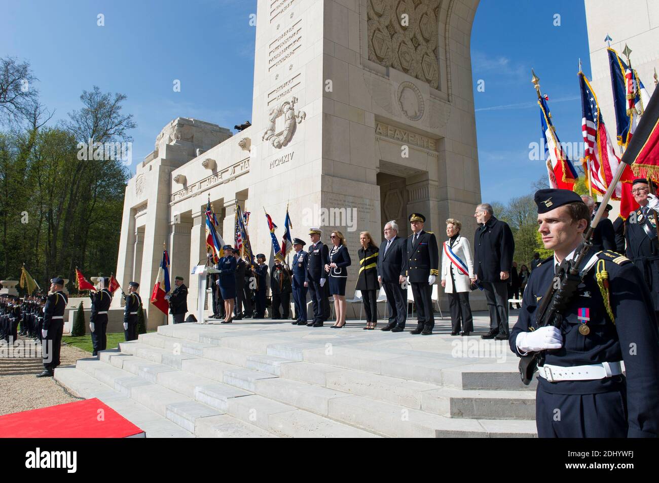 Il Segretario di Stato francese per i veterani e la memoria Jean-Marc Todeschini e l'Ambasciatore degli Stati Uniti in Francia Jane D. Hartley partecipano ad una cerimonia per celebrare il 100° anniversario dell'Escadrille Lafayette presso il Memoriale francese dell'Escadrille Lafayette, a Marnes-la-Coquette, vicino a Parigi, Francia, il 20 aprile 2016. Il Lafayette Escadrille era uno squadrone del French Air Service, l'Aeronautique Militaire, durante la prima guerra mondiale composto in gran parte da piloti volontari americani che volano combattenti. Fu chiamato in onore del marchese de Lafayette, eroe delle rivoluzioni americane e francesi. Foto di ECPAD/ABA Foto Stock