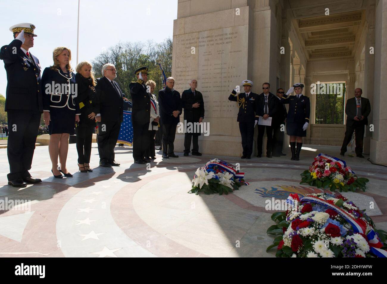 Il Segretario di Stato francese per i veterani e la memoria Jean-Marc Todeschini e l'Ambasciatore degli Stati Uniti in Francia Jane D. Hartley partecipano ad una cerimonia per celebrare il 100° anniversario dell'Escadrille Lafayette presso il Memoriale francese dell'Escadrille Lafayette, a Marnes-la-Coquette, vicino a Parigi, Francia, il 20 aprile 2016. Il Lafayette Escadrille era uno squadrone del French Air Service, l'Aeronautique Militaire, durante la prima guerra mondiale composto in gran parte da piloti volontari americani che volano combattenti. Fu chiamato in onore del marchese de Lafayette, eroe delle rivoluzioni americane e francesi. Foto di ECPAD/ABA Foto Stock