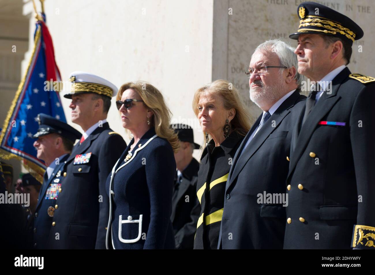 Il Segretario di Stato francese per i veterani e la memoria Jean-Marc Todeschini e l'Ambasciatore degli Stati Uniti in Francia Jane D. Hartley partecipano ad una cerimonia per celebrare il 100° anniversario dell'Escadrille Lafayette presso il Memoriale francese dell'Escadrille Lafayette, a Marnes-la-Coquette, vicino a Parigi, Francia, il 20 aprile 2016. Il Lafayette Escadrille era uno squadrone del French Air Service, l'Aeronautique Militaire, durante la prima guerra mondiale composto in gran parte da piloti volontari americani che volano combattenti. Fu chiamato in onore del marchese de Lafayette, eroe delle rivoluzioni americane e francesi. Foto di ECPAD/ABA Foto Stock