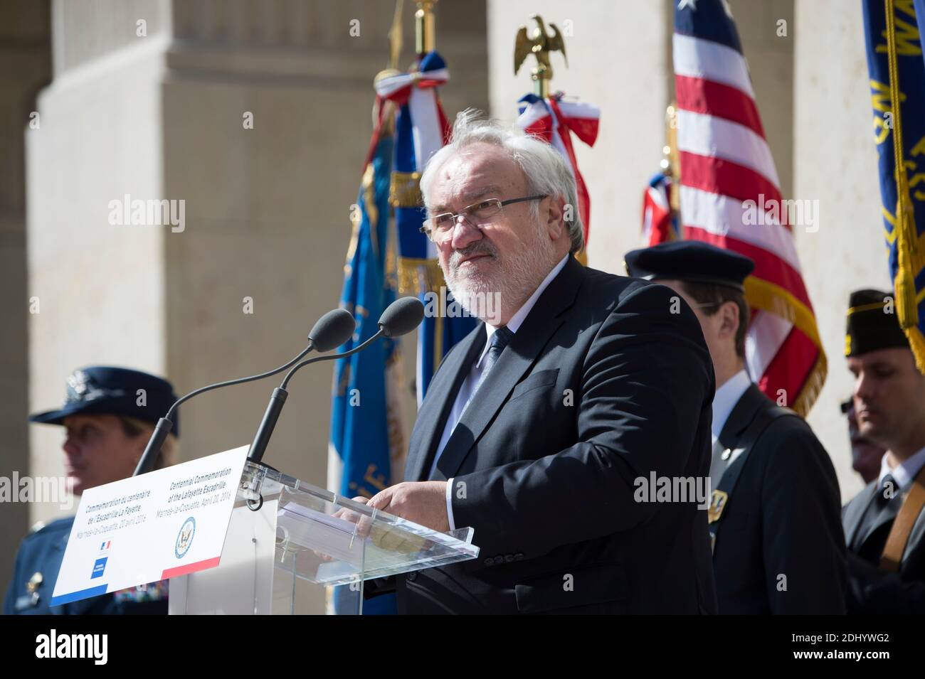 Il Segretario di Stato francese per i veterani e la memoria Jean-Marc Todeschini e l'Ambasciatore degli Stati Uniti in Francia Jane D. Hartley partecipano ad una cerimonia per celebrare il 100° anniversario dell'Escadrille Lafayette presso il Memoriale francese dell'Escadrille Lafayette, a Marnes-la-Coquette, vicino a Parigi, Francia, il 20 aprile 2016. Il Lafayette Escadrille era uno squadrone del French Air Service, l'Aeronautique Militaire, durante la prima guerra mondiale composto in gran parte da piloti volontari americani che volano combattenti. Fu chiamato in onore del marchese de Lafayette, eroe delle rivoluzioni americane e francesi. Foto di ECPAD/ABA Foto Stock