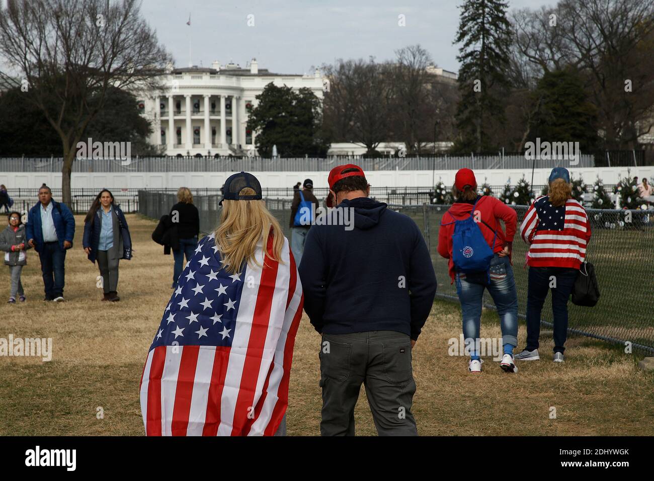 Washington, DC, Stati Uniti. 12 dicembre 2020. I sostenitori del presidente Trump camminano verso la Casa Bianca il 12 dicembre 2020 a Washington DC. I sostenitori continuano a sostenere le affermazioni incomprovate del Presidente in materia di frodi elettorali di massa e irregolarità elettorali. A seguito del raduno DELLA MAGA di novembre a Washington, Women for America First, un’organizzazione conservatrice, ha presentato domanda per un altro permesso di radunarsi a sostegno del presidente Trump, appena due giorni prima che gli elettori formino ogni stato votino per il loro candidato. Credit: Sipa USA/Alamy Live News Foto Stock