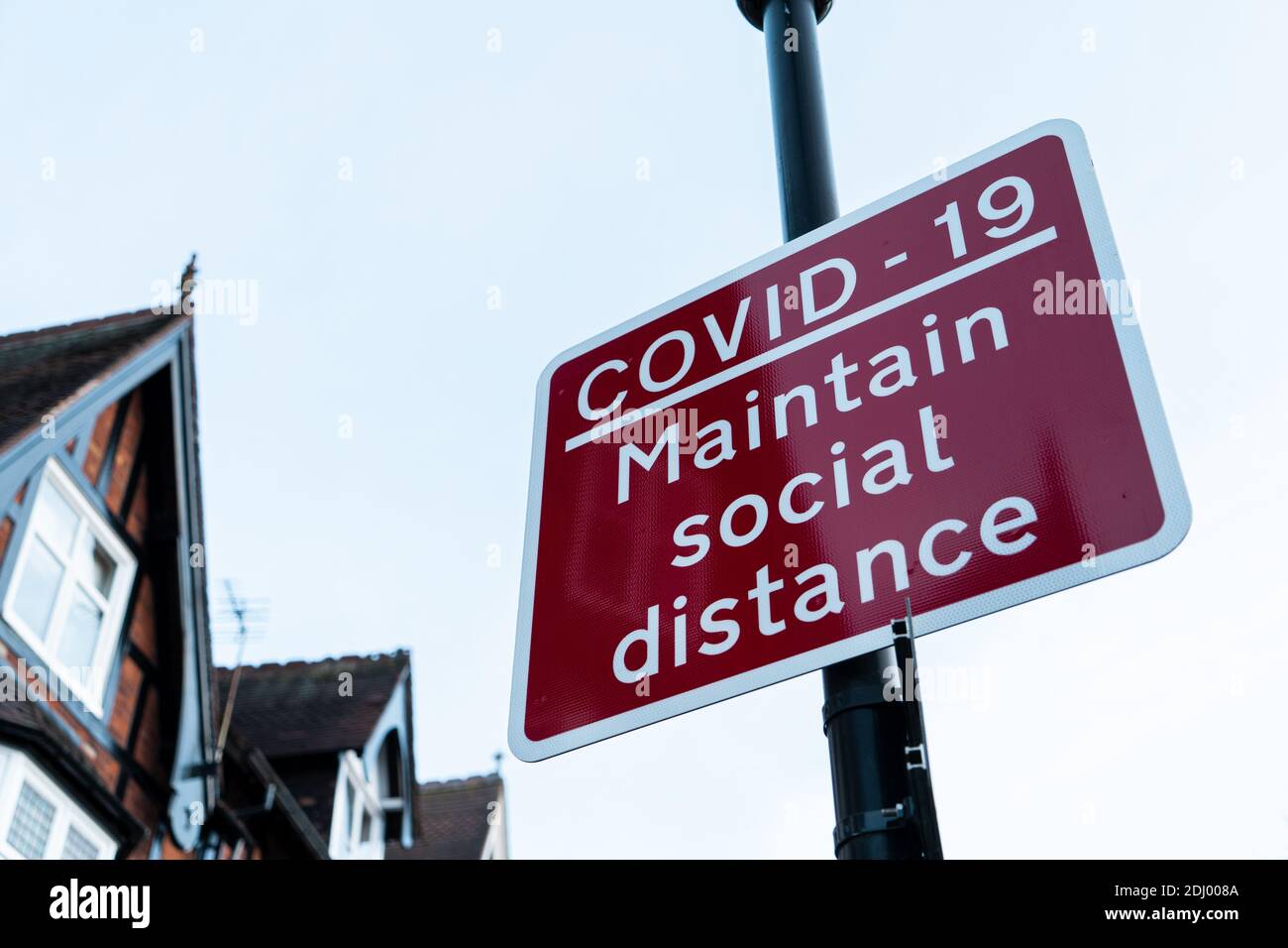 Solihull, Regno Unito - Dicembre 2020: Covid-19 mantenere il segno di distanza sociale Foto Stock