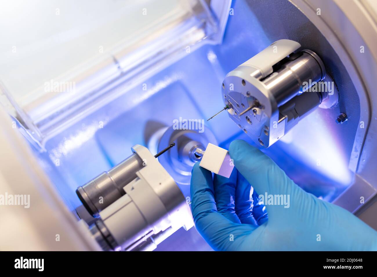 CAD CAM macchina assistita da computer dentale. Moderno laboratorio dentale digitale per la fresatura di protesi e corone Foto Stock
