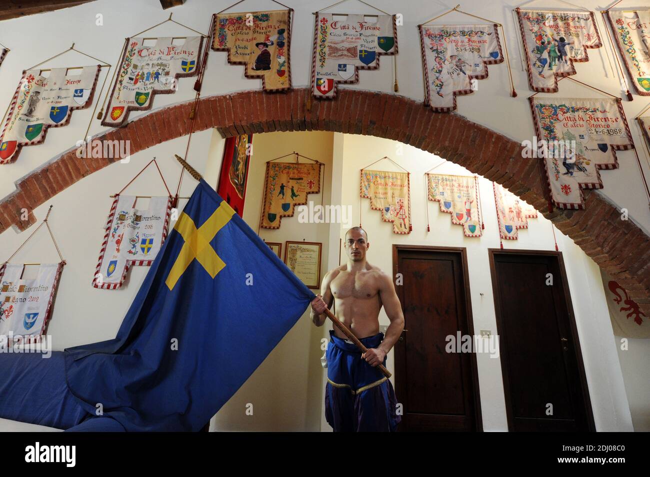 A Firenze, Italia con gli ultimi gladiatori i calciatori storico, antenato del calcio il 2013 giugno. Nella foto : la sede dei 'blues'. Fin dal Medioevo, ogni anno nel mese di giugno quattro distretti della città di Firenze si combattono senza pietà per l'onore di vincere il torneo di Calcio storico Fiorentino, uno sport straordinariamente violento, giocato da uomini addestrati a combattersi fino ai loro limiti.il torneo si svolge con quattro squadre, Il Blues, i Verdi, i Bianchi e i Reds, ognuno dei quali rappresenta un distretto della città. E' una croce tra la guinzra greco-romana Foto Stock