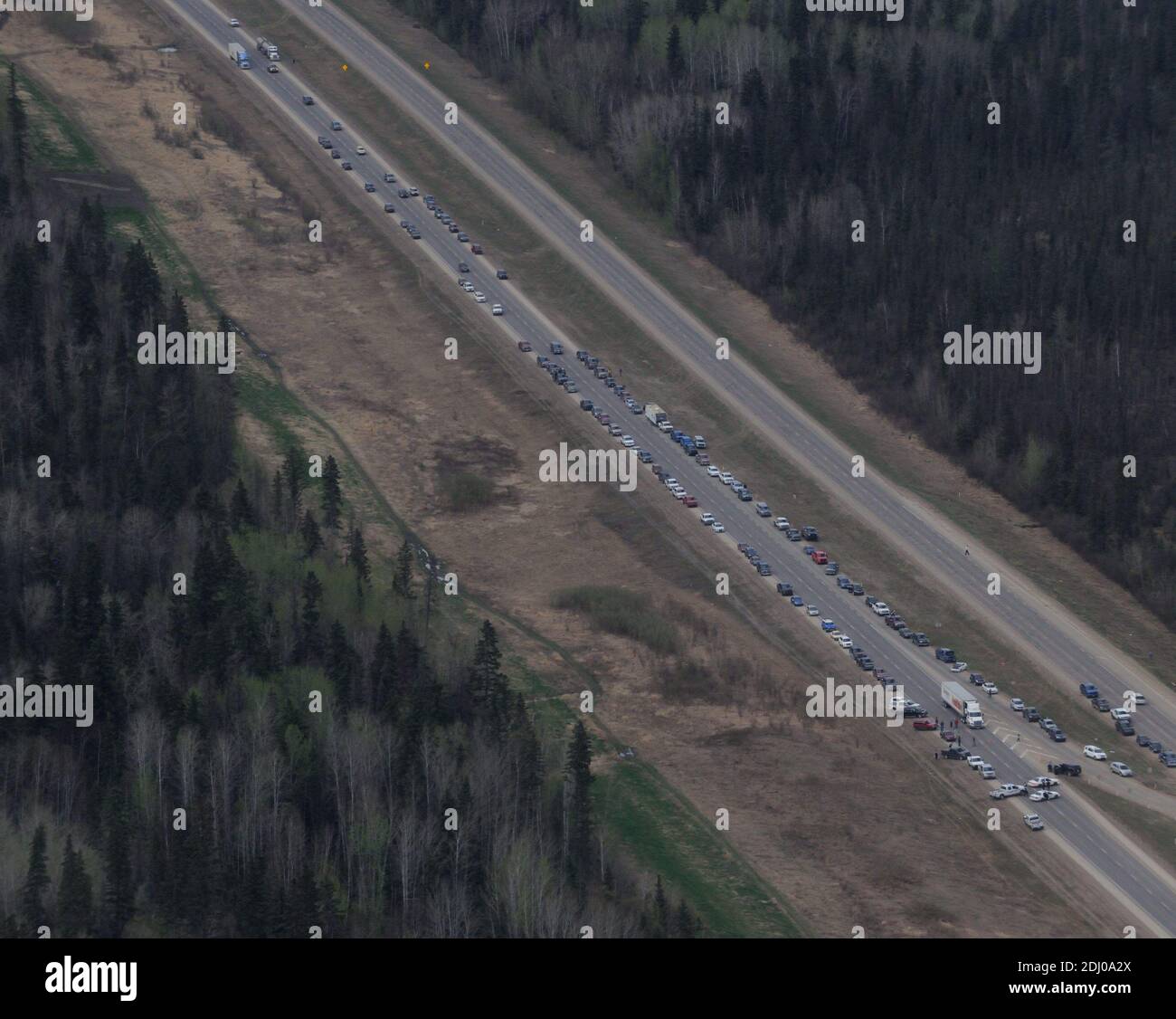 Handout photo : veduta aerea dell'autostrada 63 a sud di Fort McMurray presa da un elicottero CH-146 Griffon il 5 maggio 2016. Le forze armate canadesi dispongono di risorse aeree a sostegno degli sforzi di risposta alle emergenze degli incendi selvaggi della provincia di Alberta. Foto di MCpl VanPutten/Canadian Armed Forces via ABACAPRESS.COM Foto Stock