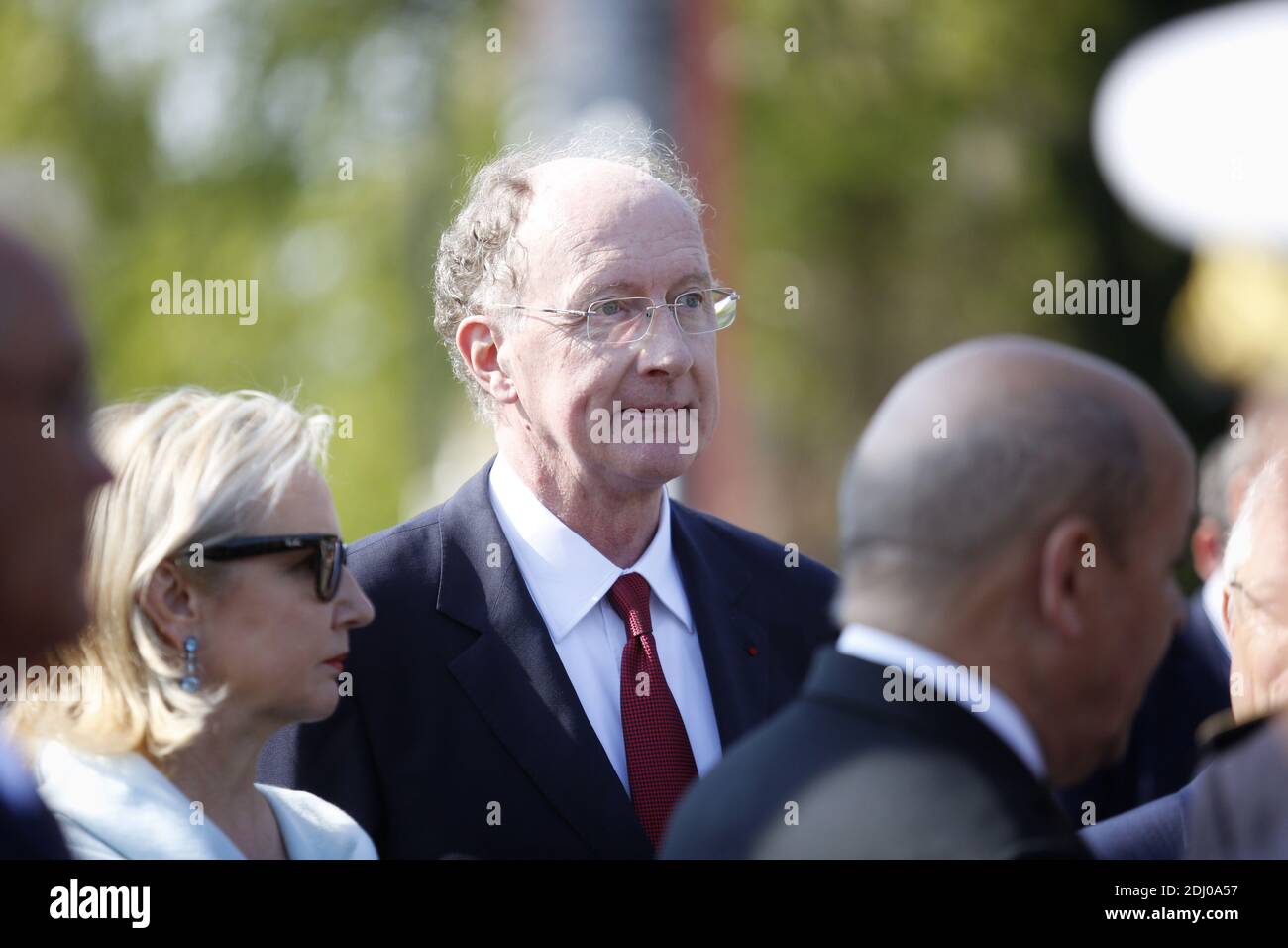 Yves De Gaulle, nipote del defunto presidente generale De Gaulle e sua moglie durante una cerimonia di deposizione della corona nella Tomba del Milite Ignoto sotto l'Arco di Trionfo, in occasione del 71° anniversario della Giornata della Vittoria della seconda Guerra Mondiale, a Parigi, in Francia, l'8 maggio 2016. Foto di Christian Liegi/ABACAPRESS.COM Foto Stock