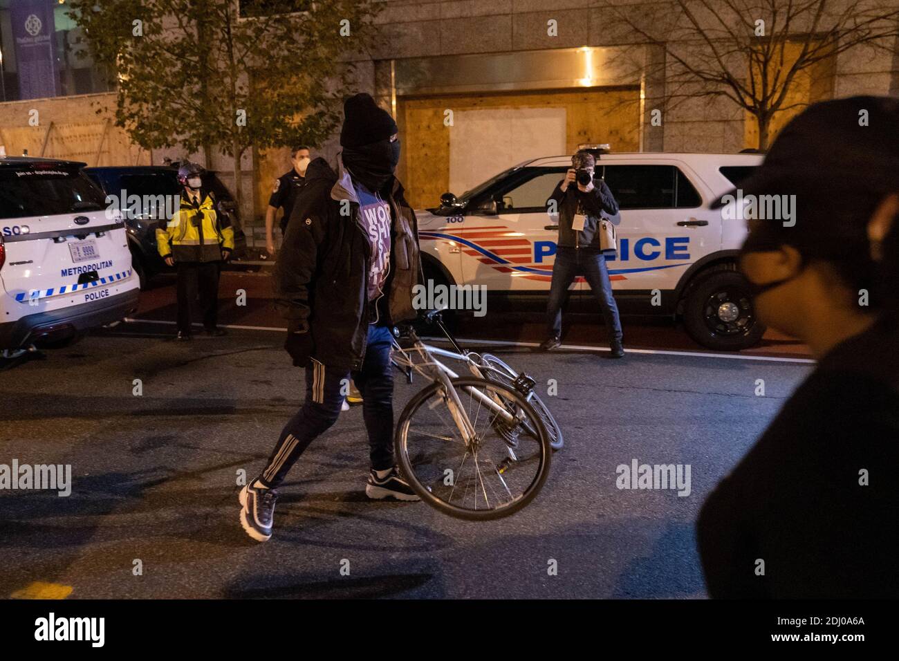 Washington, Stati Uniti. 12 dicembre 2020. Un dimostratore di Antifa si prepara a combattere con un orgoglioso ragazzo fuori sede durante un rally Pro Trump a Washington, DC sabato 12 dicembre 2020. Grandi gruppi di sostenitori del presidente Donald Trump stanno marciando sulla capitale della nazione mentre sostengono, senza prove, che il presidente eletto Joe Biden ha rubato le elezioni americane da Donald Trump. Foto di Ken Cedeno/UPI Credit: UPI/Alamy Live News Foto Stock