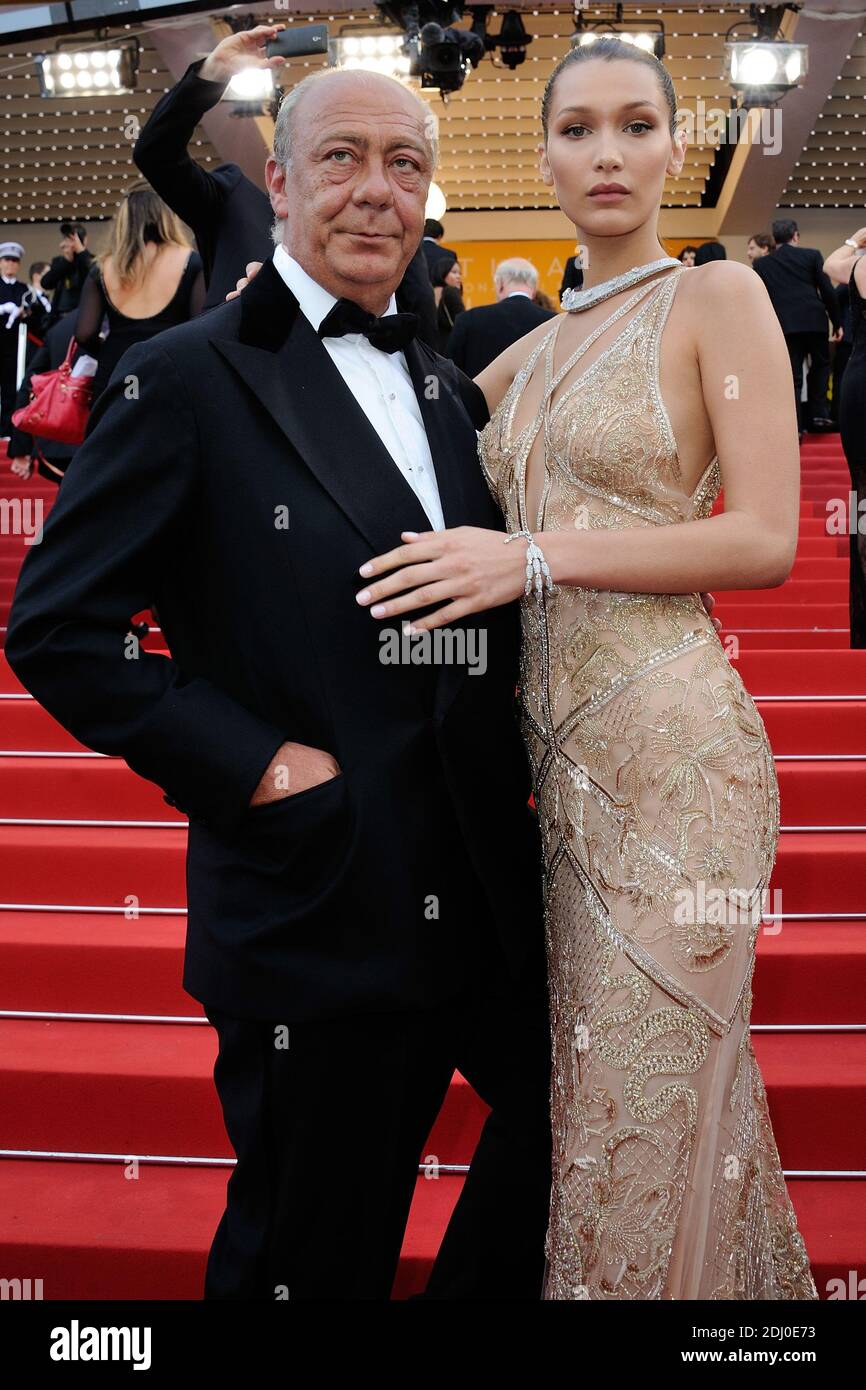 Hussain Faraz e Bella Hadid vestiti da Roberto cavalli partecipano alla  proiezione della 'Cafe Society' e alla cerimonia di apertura al Palais des  Festivals a Cannes, in Francia, il 11 maggio 2016,