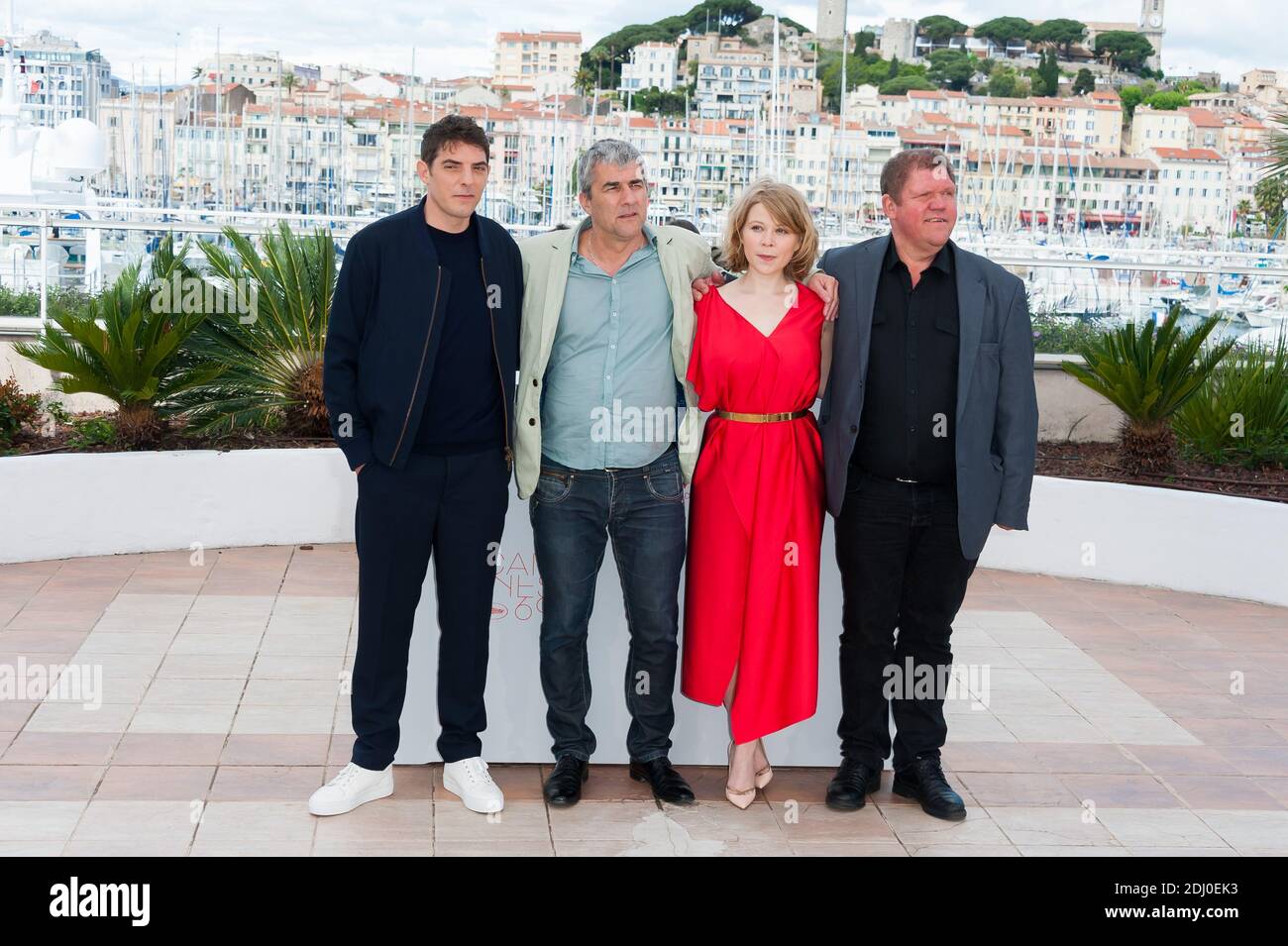 Il regista Alain Guiraudie, India Hair, Basile Meilleurat, Raphael Thiery e Damien Bonnard hanno partecipato a una fotocellula per il film "Rester Vertical", nell'ambito del 69° Festival Internazionale del Cinema di Cannes, al Palais des Festivals di Cannes, Francia meridionale, il 12 maggio 2016. Foto di Nicolas Genin/ABACAPRESS.COM Foto Stock