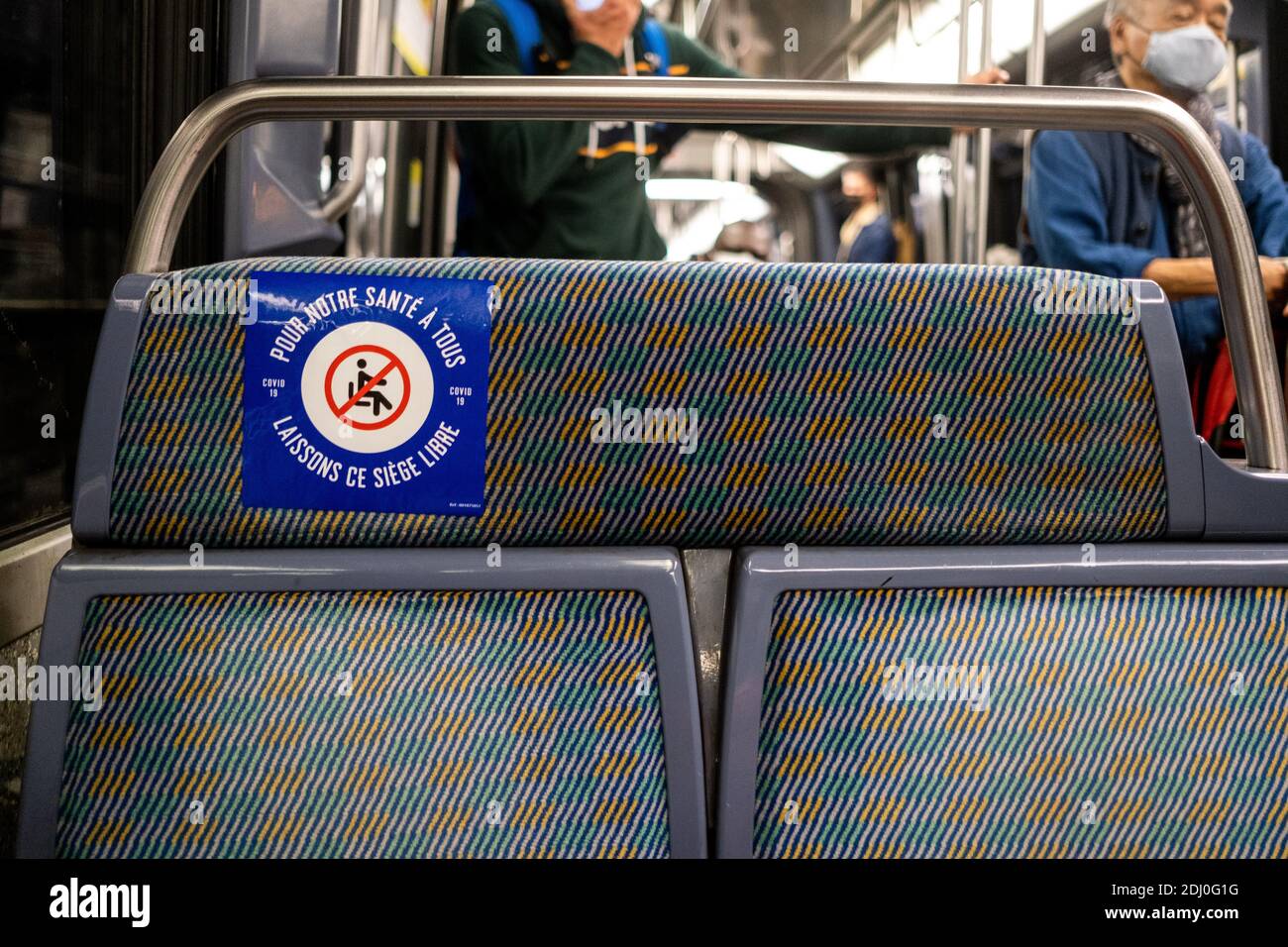 Segnali per mantenere la distanza sociale. Metropolitana di Parigi il 15/06/2020. Signaletique pour conserver la distanciation sociale. Metro de Paris le 15/06/2 Foto Stock