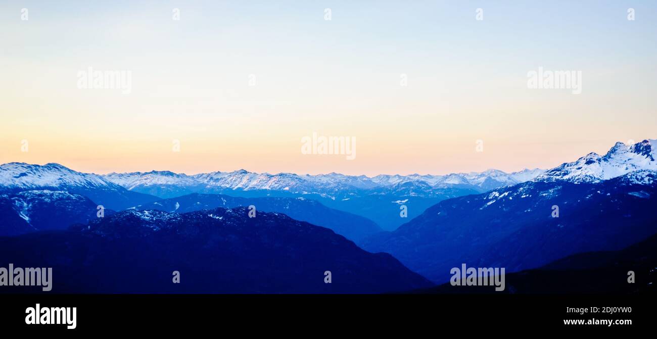 Panorama della catena montuosa scura al crepuscolo nella Columbia Britannica, Canada. Foto Stock