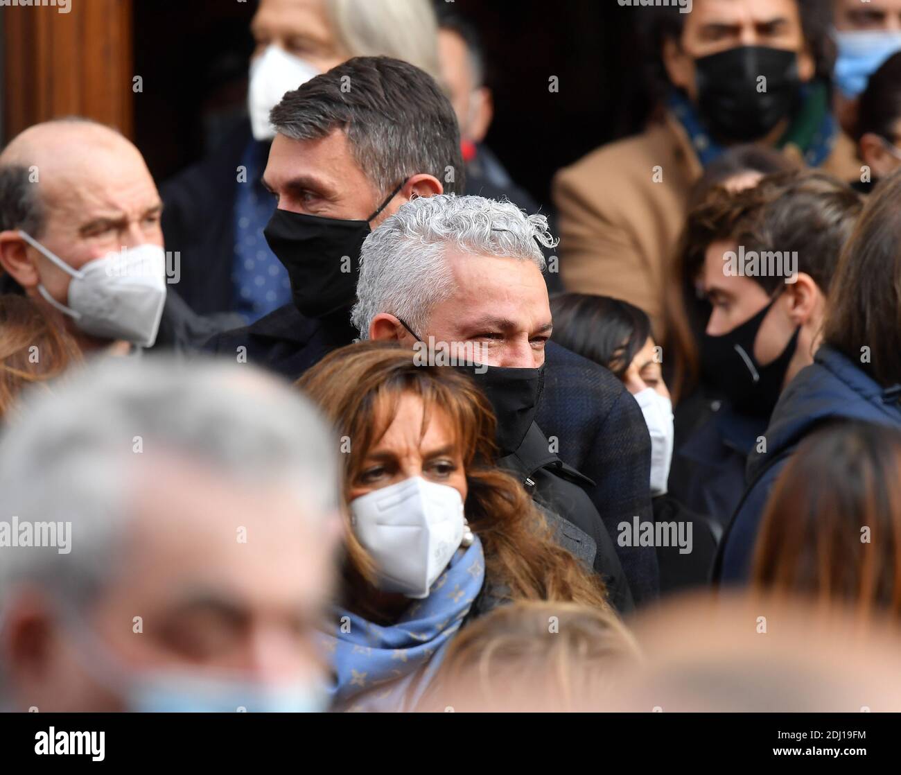 Vicenza. 12 dicembre 2020. Gli ex calciatori italiani Paolo Maldini (C, dietro) e Roberto Baggio (davanti C) partecipano al servizio funebre di Paolo Rossi a Vicenza, Italia, il 12 dicembre 2020. Paolo Rossi, ex attaccante stella italiano che guidò il lato nazionale al trionfo della Coppa del mondo FIFA 1982, morì all'età di 64 anni il 10 dicembre. Credit: Xinhua/Alamy Live News Foto Stock