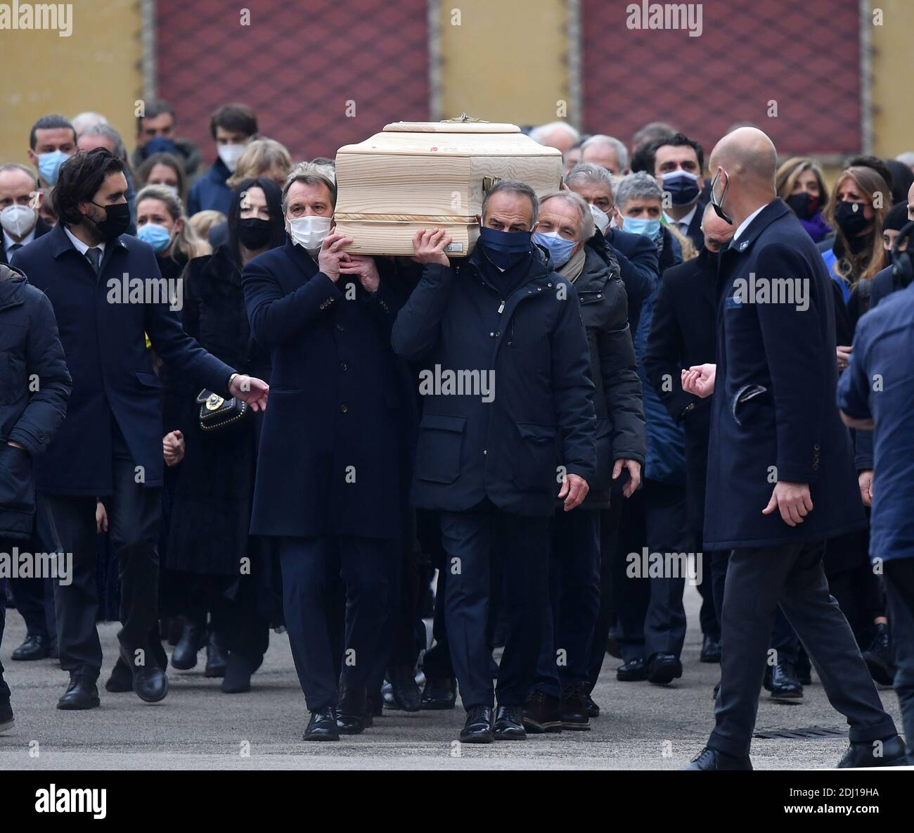 Vicenza. 12 dicembre 2020. La bara di Paolo Rossi viene eseguita dalla chiesa dai suoi ex compagni di squadra nazionale nel 1982 dopo il servizio funebre per Paolo Rossi a Vicenza, Italia, il 12 dicembre 2020. Paolo Rossi, ex attaccante stella italiano che guidò il lato nazionale al trionfo della Coppa del mondo FIFA 1982, morì all'età di 64 anni il 10 dicembre. Credit: Xinhua/Alamy Live News Foto Stock