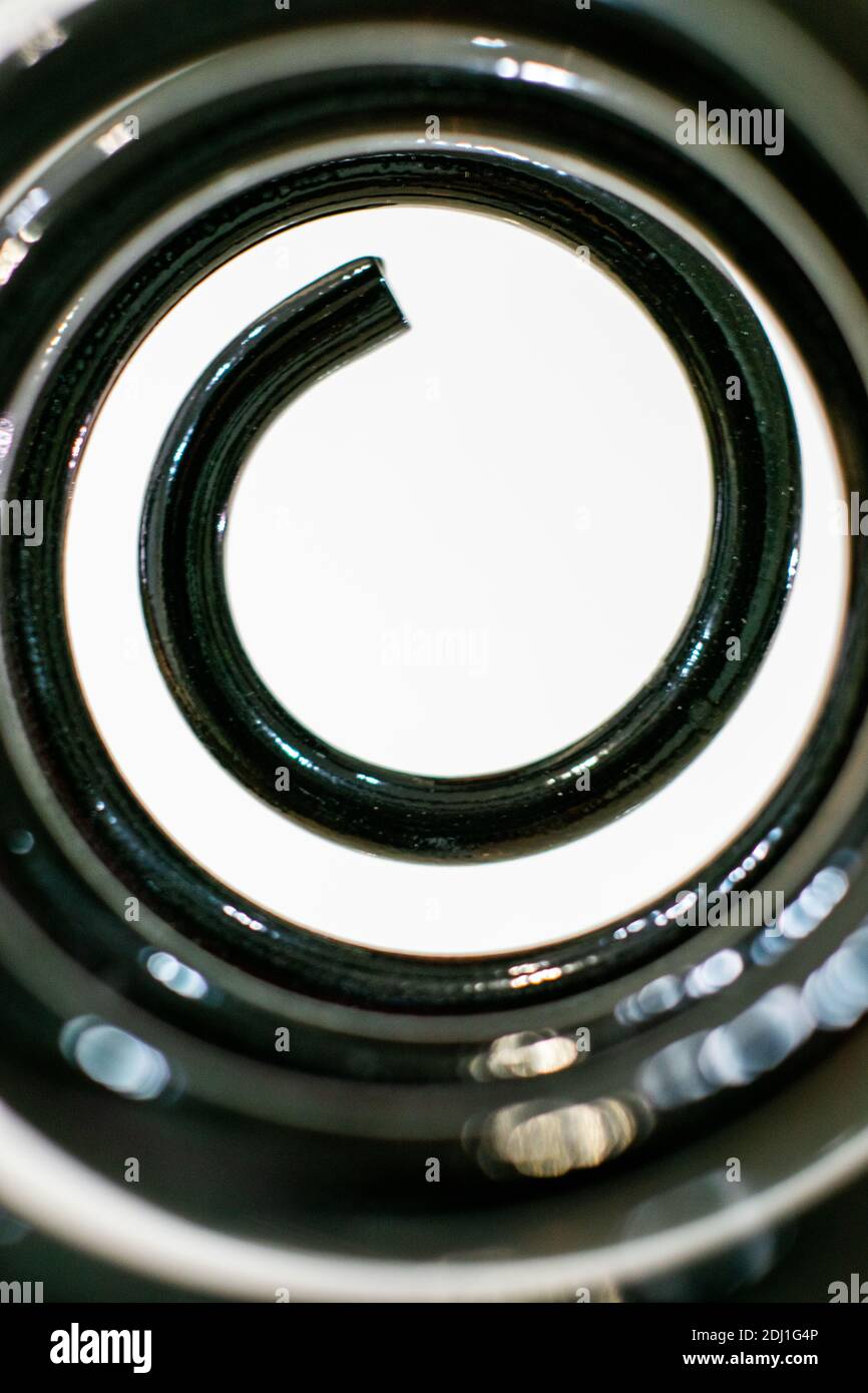 Vista delle molle elicoidali dall'interno, concetti di ansia o punto di vista della molla vitale. Spirale. Foto Stock