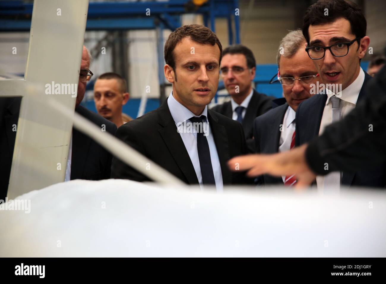 Il Ministro dell'Economia Emmanuel Macron visita la fabbrica di materassi Simmons a Saint-Amand-Les-Eaux, vicino a Valenciennes, Francia settentrionale, il 31 maggio 2016. Foto Sylvain Lefevre/ABACAPRESS.COM Foto Stock