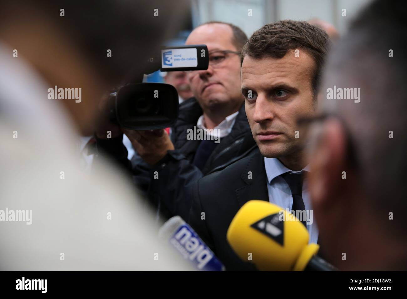 Il Ministro dell'Economia Emmanuel Macron visita la fabbrica di materassi Simmons a Saint-Amand-Les-Eaux, vicino a Valenciennes, Francia settentrionale, il 31 maggio 2016. Foto Sylvain Lefevre/ABACAPRESS.COM Foto Stock