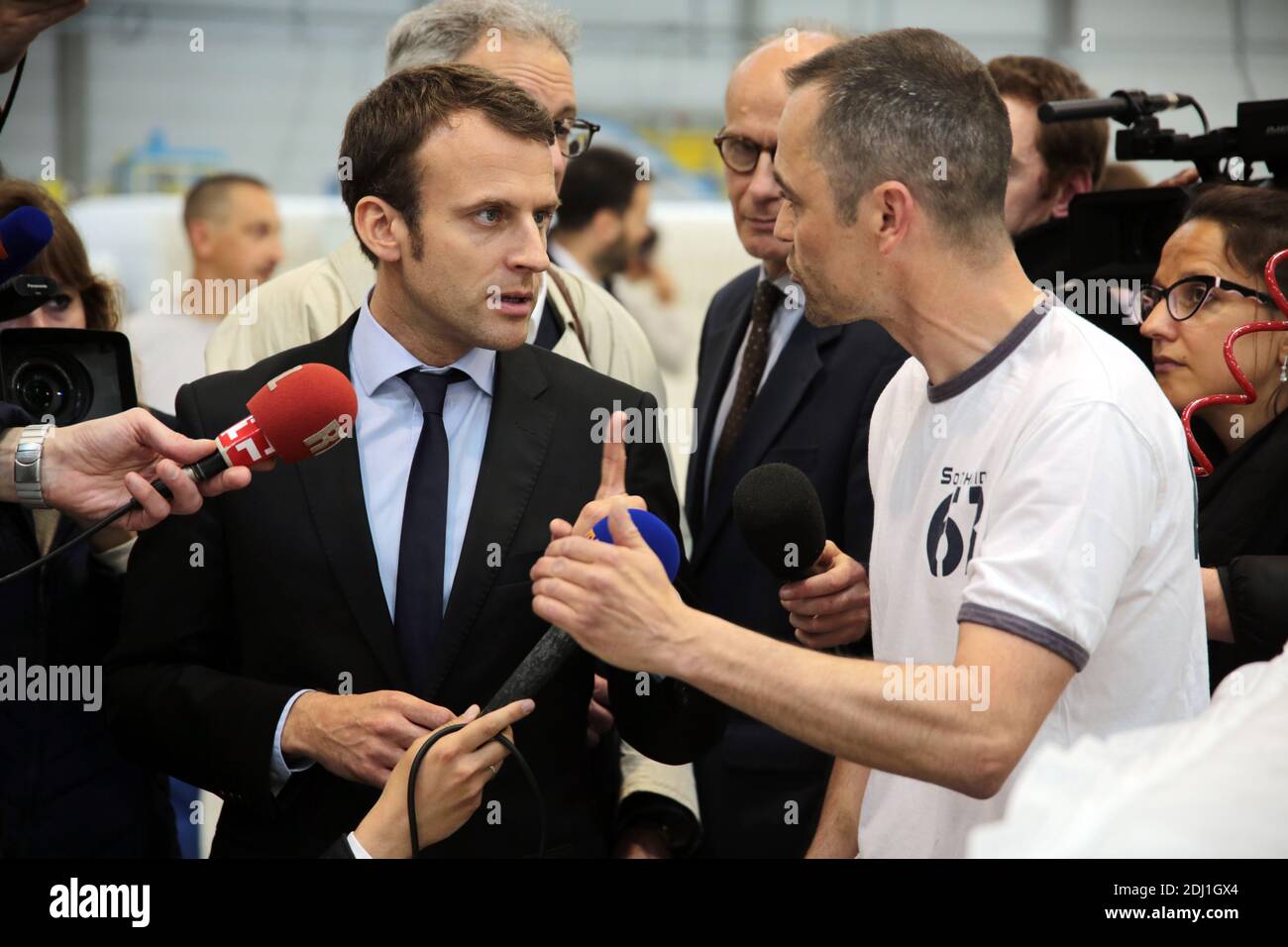 Il Ministro dell'Economia Emmanuel Macron visita la fabbrica di materassi Simmons a Saint-Amand-Les-Eaux, vicino a Valenciennes, Francia settentrionale, il 31 maggio 2016. Foto Sylvain Lefevre/ABACAPRESS.COM Foto Stock