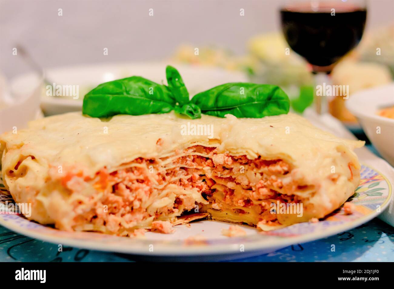 Lasagna Bolognese - classico piatto italiano di menu festivo per le feste di Ringraziamento o di Natale. Ricetta tradizionale cotta lasagna torta strati tagliati serv Foto Stock