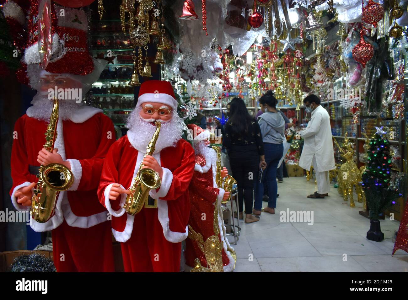 Kolkata, India. 12 dicembre 2020. La gente sta comprando gli articoli decorativi di Natale per la celebrazione imminente di Natale in mezzo alla diffusione del Covid-19 a Kolkata. (Foto di Sudipta Das/Pacific Press) Credit: Pacific Press Media Production Corp./Alamy Live News Foto Stock