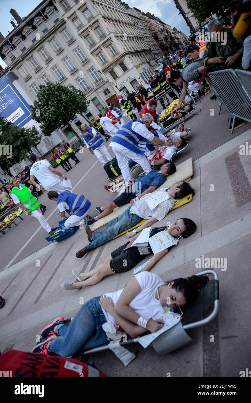 I servizi di sicurezza, le forze militari e i servizi sanitari partecipano a un'esercitazione antiterrorismo per testare la loro risposta ad un attacco di Parigi o Bruxelles, presso la zona dei tifosi Place Bellecour, nell'ambito della preparazione in vista DELL'EURO 2016, a Lione, Francia, il 7 giugno 2016. Foto di Julien Reynaud/APS/ABACAPRESS.COM Foto Stock