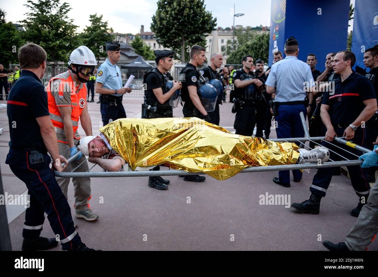 I servizi di sicurezza, le forze militari e i servizi sanitari partecipano a un'esercitazione antiterrorismo per testare la loro risposta ad un attacco di Parigi o Bruxelles, presso la zona dei tifosi Place Bellecour, nell'ambito della preparazione in vista DELL'EURO 2016, a Lione, Francia, il 7 giugno 2016. Foto di Julien Reynaud/APS/ABACAPRESS.COM Foto Stock