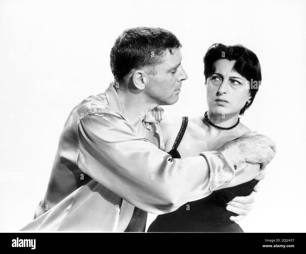 1955 , USA : la celebre attrice cinematografica italiana ANNA MAGNANI con  BURT LANCASTER in Hollywood Paramount Pictures Studio per il film THE ROSE  TATTOO ( 1955 - la rosa tatuata )