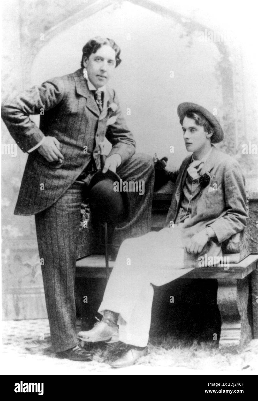 1893, May, Oxford, GRAN BRETAGNA: Lo scrittore e drammaturgo irlandese OSCAR WILDE (1854-1900) con il suo giovane amante Lord ALFRED DOUGLAS (Bosie), foto di Gillman & Co., Oxford - SCRITTORE - LETTERATURA - LETTERATURA - POETA - POETA - POESIA - DRAMMATURGO - playwriter - play-writer - TEATRO - TEATRO - POESIA - cravatta - cravatta - colletto - colletto - fazzoletto nel taschino - poquette - DANDY - GAY - OMOSESSUALITÀ - OMOSESSUALE - omosessualità - LGBT - garofano verde - paglietta - pantaloni bianchi - pantaloni bianchi ---- Archivio GBB Foto Stock