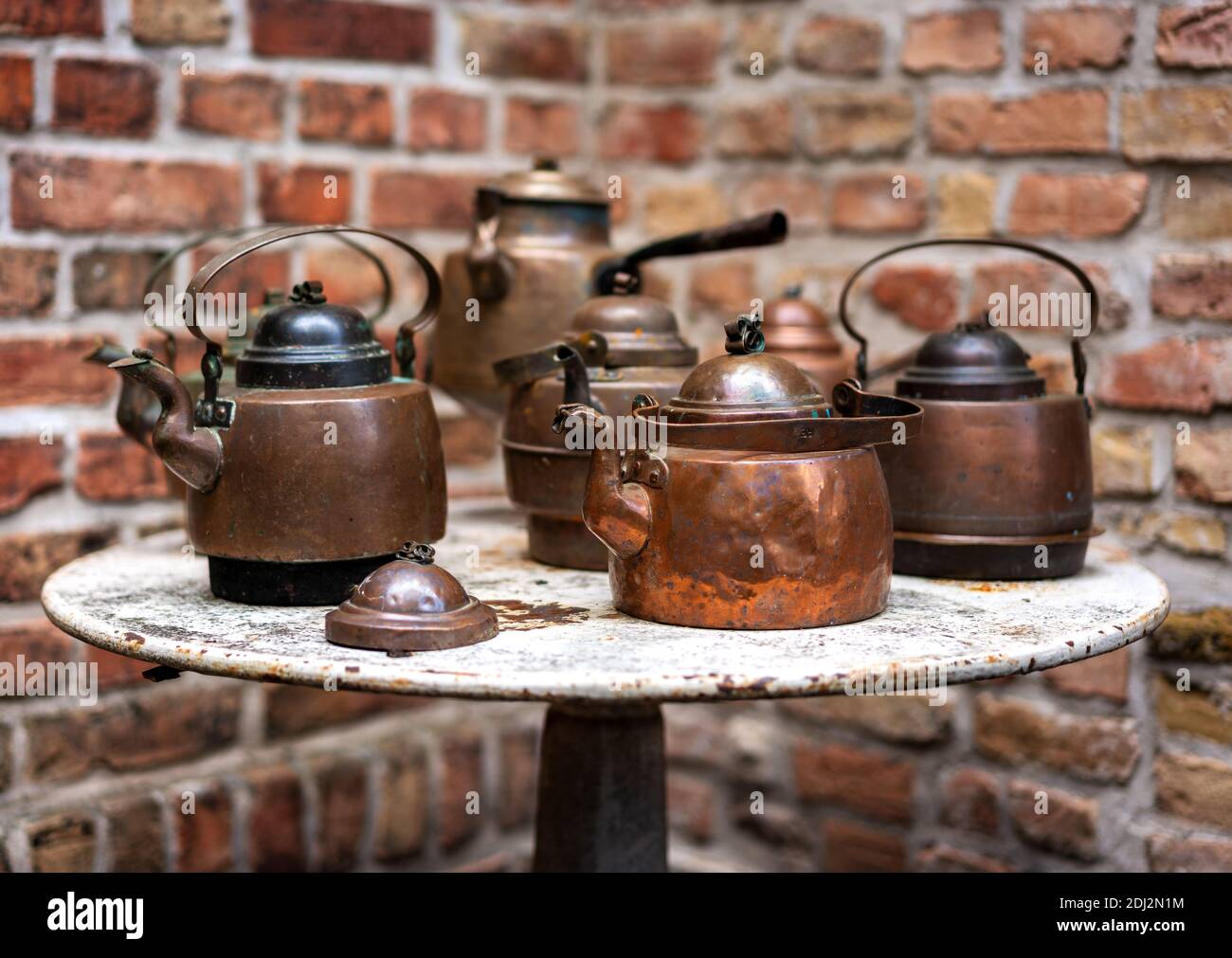 Bollitore di tè fatto di rame su un tavolo Bistro, Potsdam Foto stock -  Alamy