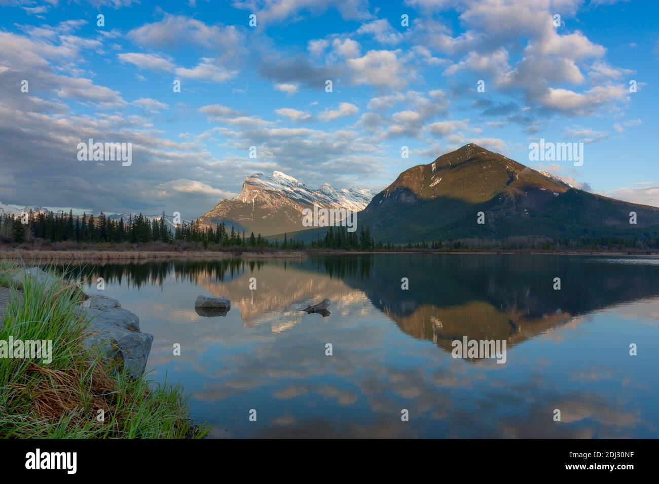 Monte Rundle che riflette nel lago Vermilion, Banff National Park, Alberta, Canada Foto Stock