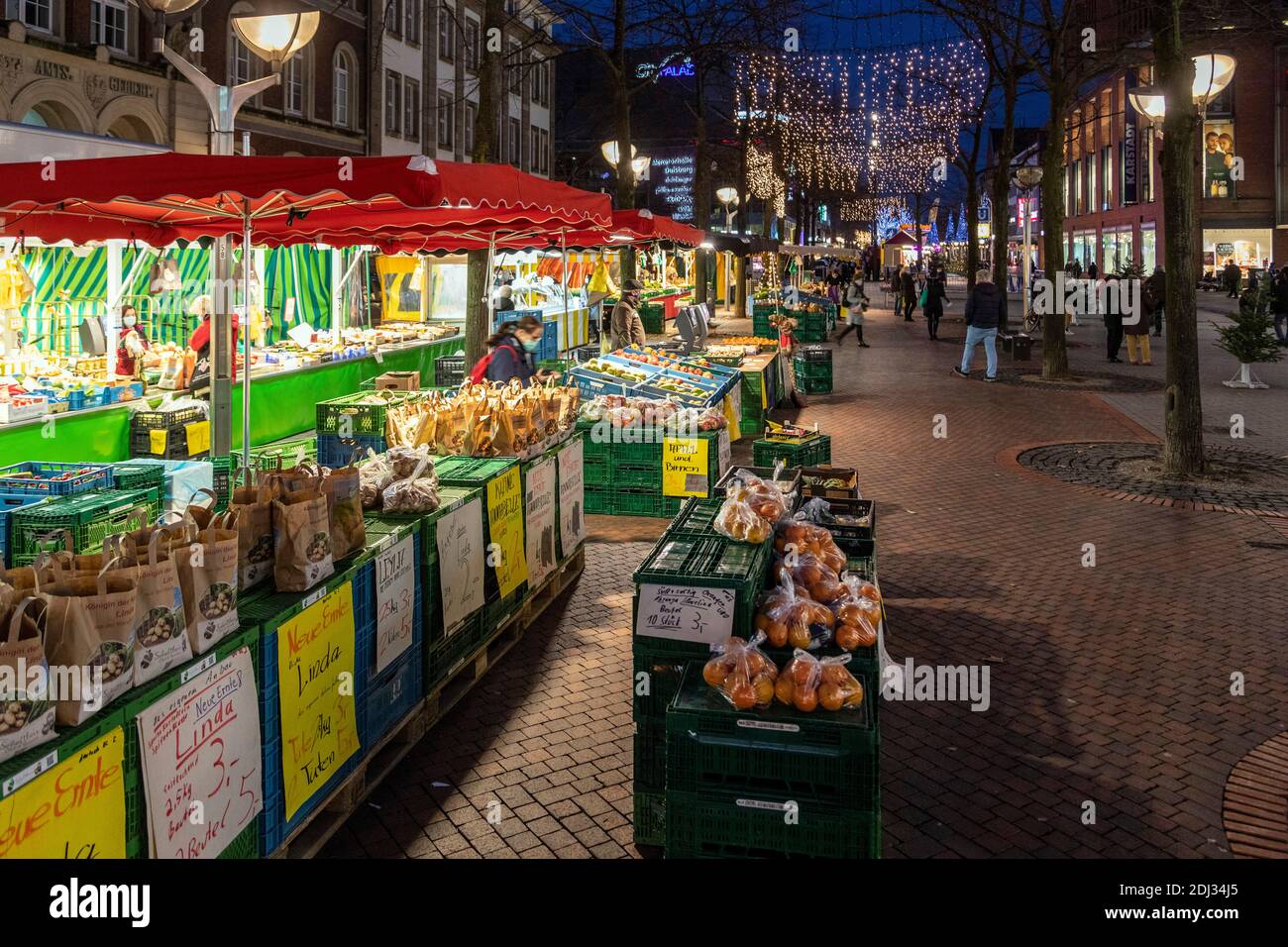 Obbligo di mascheramento su Konigstraße a Duisburg in vista del Natale a causa della pandemia di coronavirus, frutta e verdura stand presso il mercato degli agricoltori´ Foto Stock