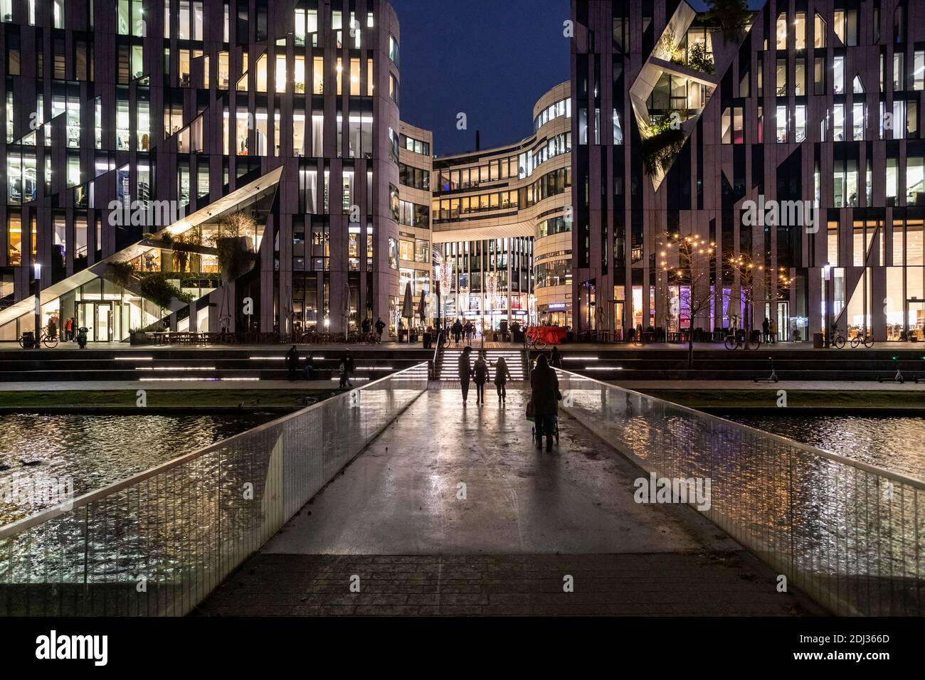Vorweihnachtliches Treiben zur Corona-Zeit am Kö-Bogen Düsseldorf Foto Stock