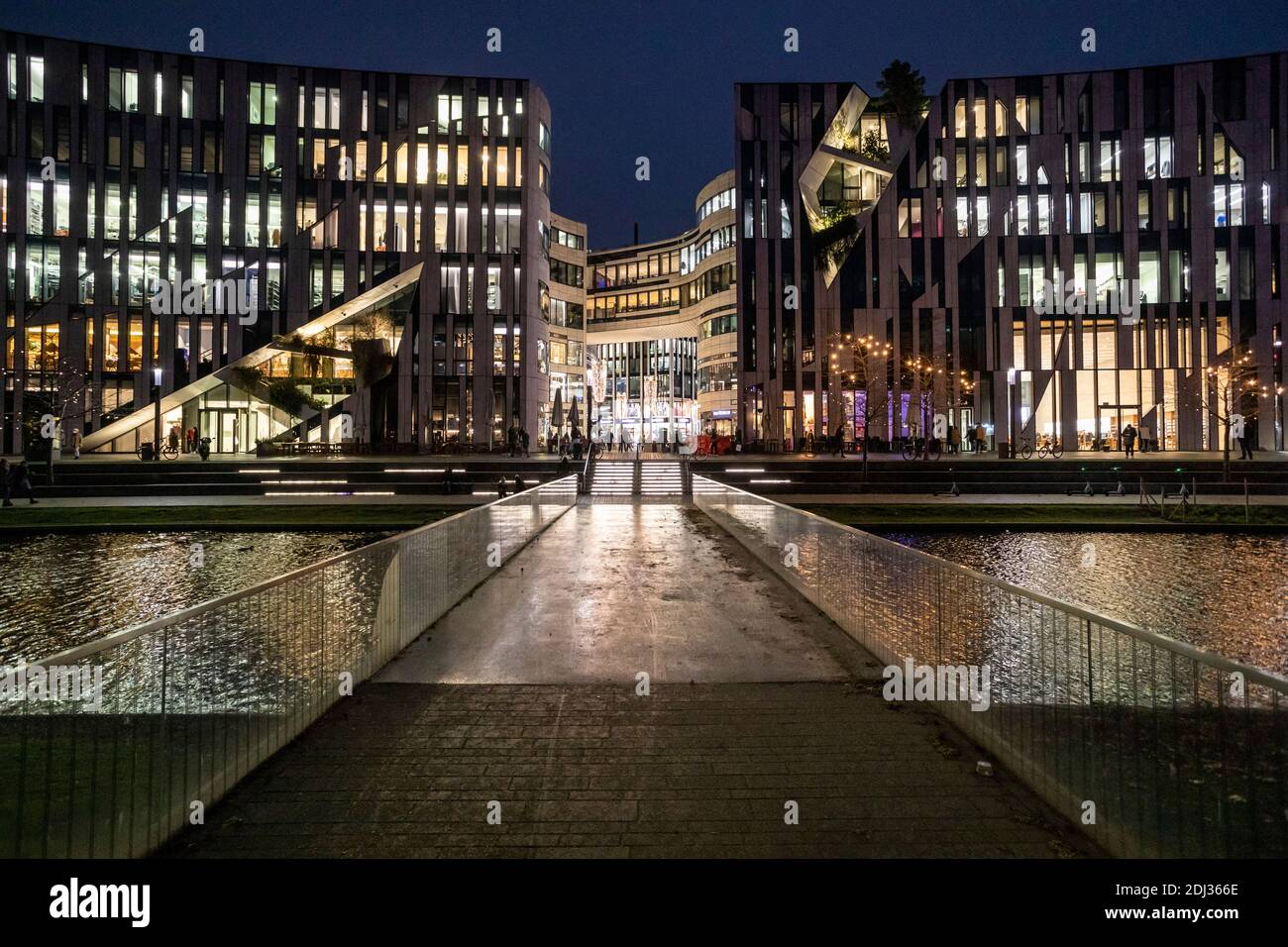 Vorweihnachtliches Treiben zur Corona-Zeit am Kö-Bogen Düsseldorf Foto Stock