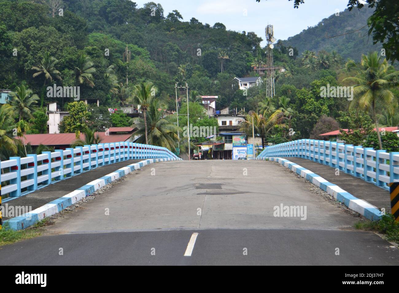 ponte che collega due distretti - Pampaalley, Erumely, Kerala Foto Stock