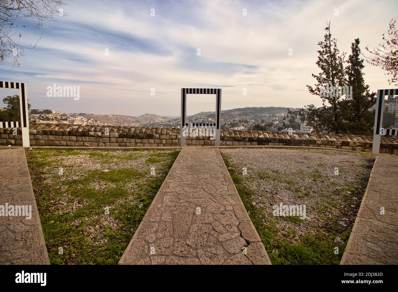 Immagine panoramica di un osservatorio situato in via Ma'ale Hashalom, sullo sfondo dei quartieri orientali della città di Gerusalemme Foto Stock