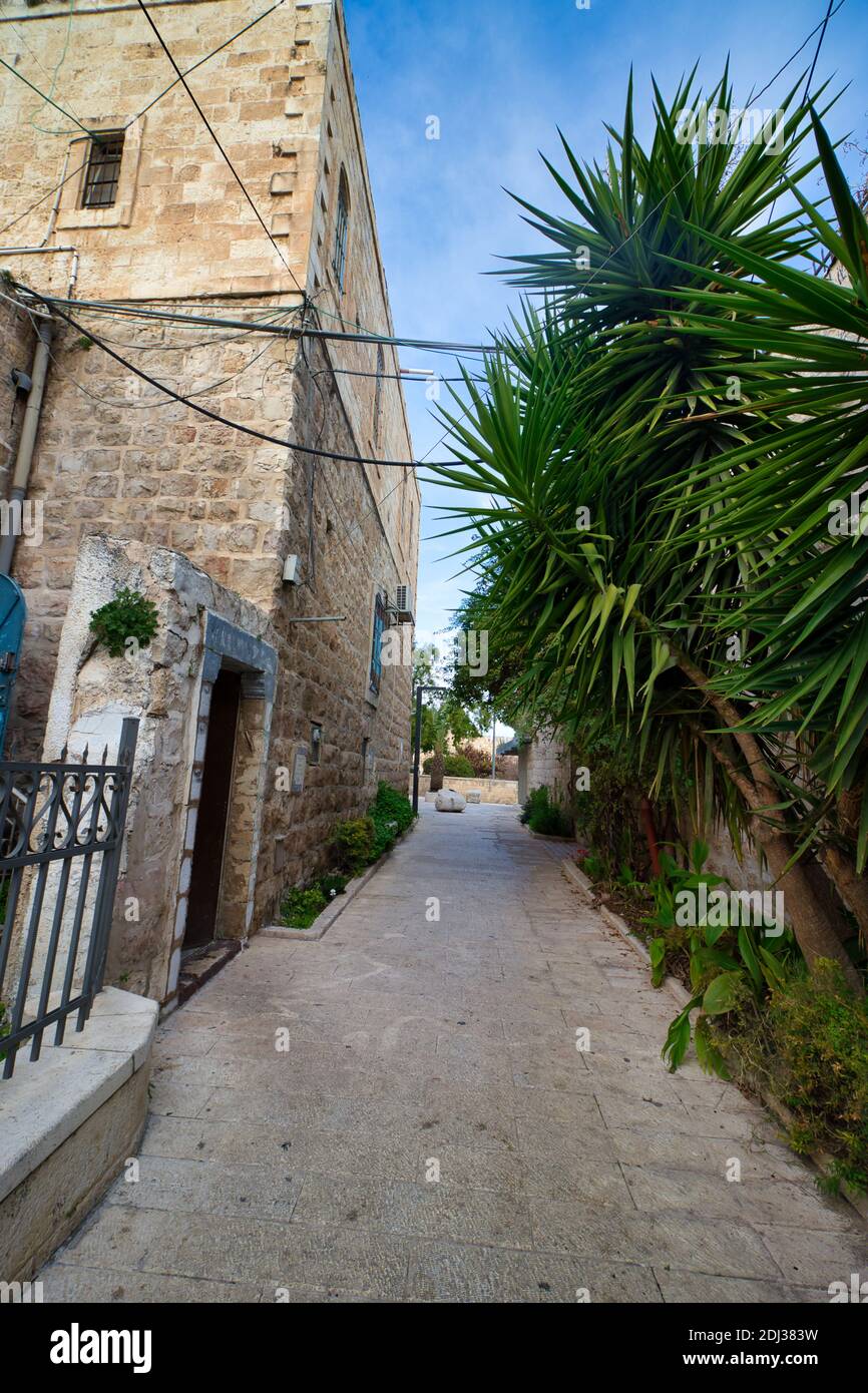 gerusalemme, israele. 04-12-2020. Vicoli stretti con antiche case in pietra di Gerusalemme, alberi e giardini. Nel quartiere ebraico Foto Stock