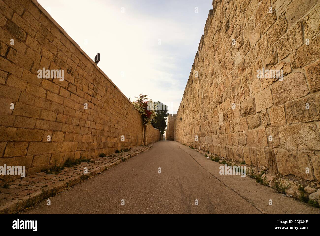 gerusalemme, israele. 04-12- 2020. Le mura intorno al quartiere ebraico nella città vecchia e la strada che la circonda Foto Stock