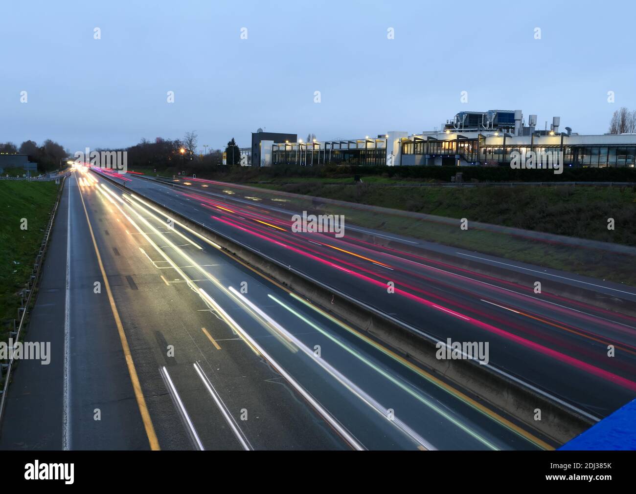 Grigny, Francia. Dicembre 12. 2020. Leggero sentiero di auto su un'autostrada durante la mattina. Girare i veicoli sulla strada come visto da un ponte. Pittura leggera Foto Stock