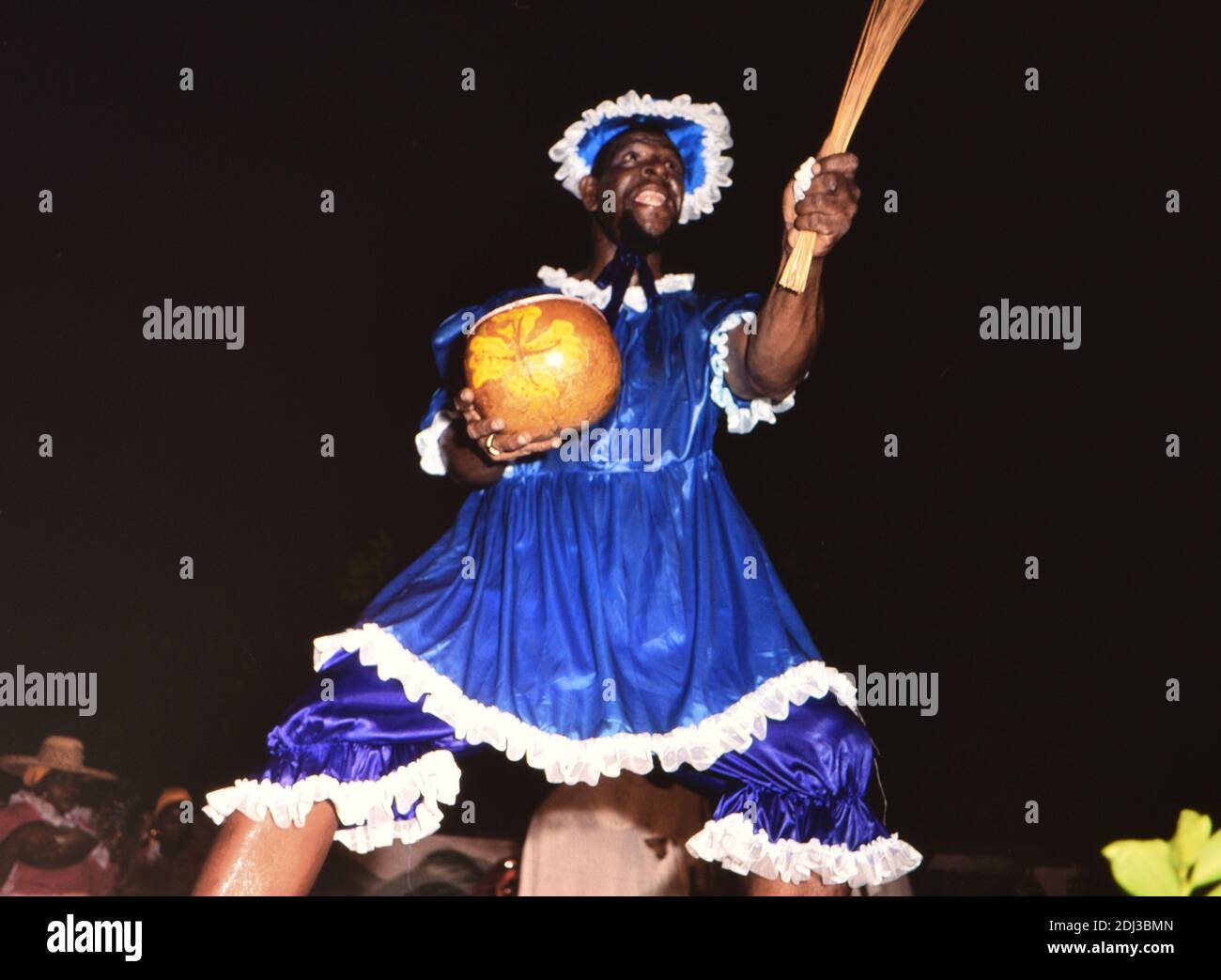 Novanta Trinidad e Tobago - Tobago Heritage Festival: Jack o'Lantern, re dello spirito, è un uomo-bambino come Peter Pan ca. 1992 Foto Stock