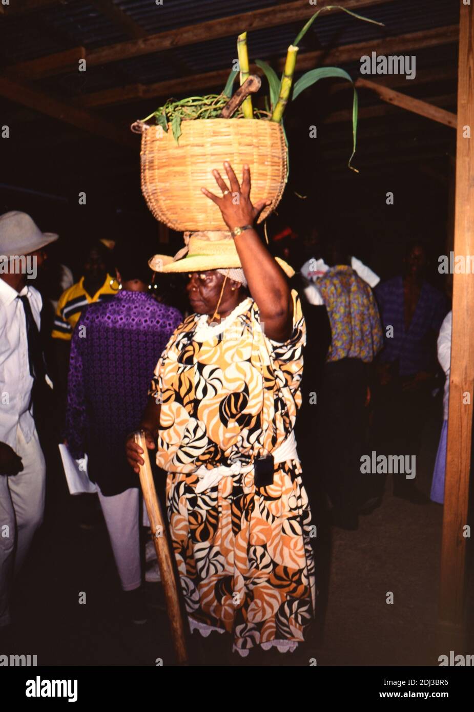 Novanta Trinidad e Tobago - Tobago Heritage Festival: Cibo tradizionale nel cestino della testa, Old Time Wedding party ca. 1992 Foto Stock