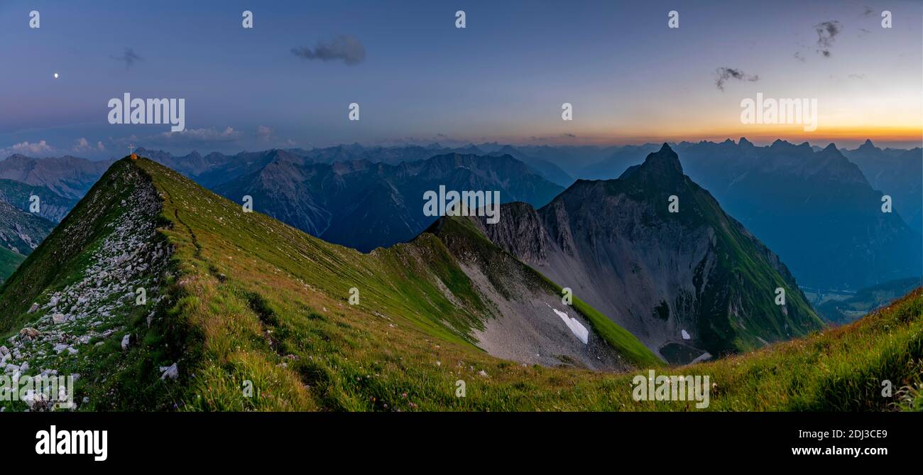 Cima cresta di Kreuzspitze con tenda in cima, sullo sfondo il Pfeilspitze con le Alpi Lechtaler, Elmen, Alpi Lechtaler, Ausserfern, Tirolo Foto Stock