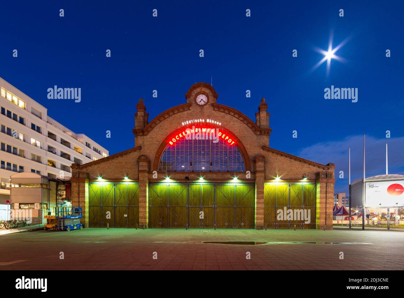 Bockenheimer Depot, ex deposito di tram, oggi utilizzato dai teatri comunali come luogo di teatro lirico e drammatico, lunga esposizione, Bockenheimer Warte Foto Stock