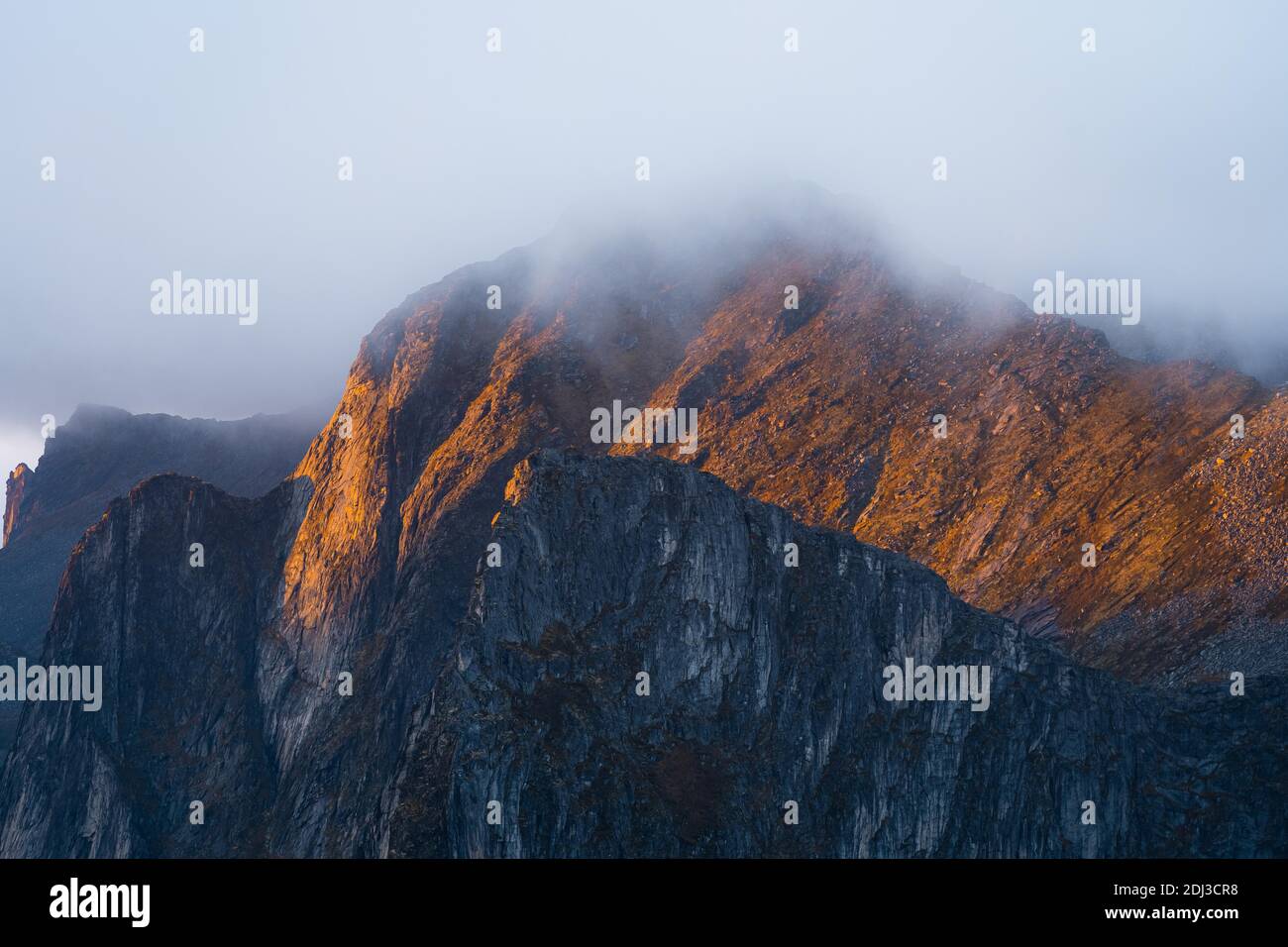 Suggestive montagne con luce del tramonto, Fjordgard, Senja, Norvegia Foto Stock