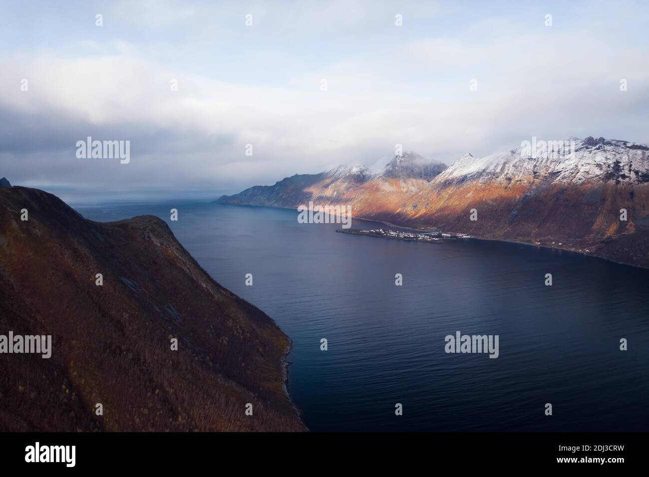 Colpo di drone, vista del fiordo di Fjordgard, Senja, Norvegia Foto Stock