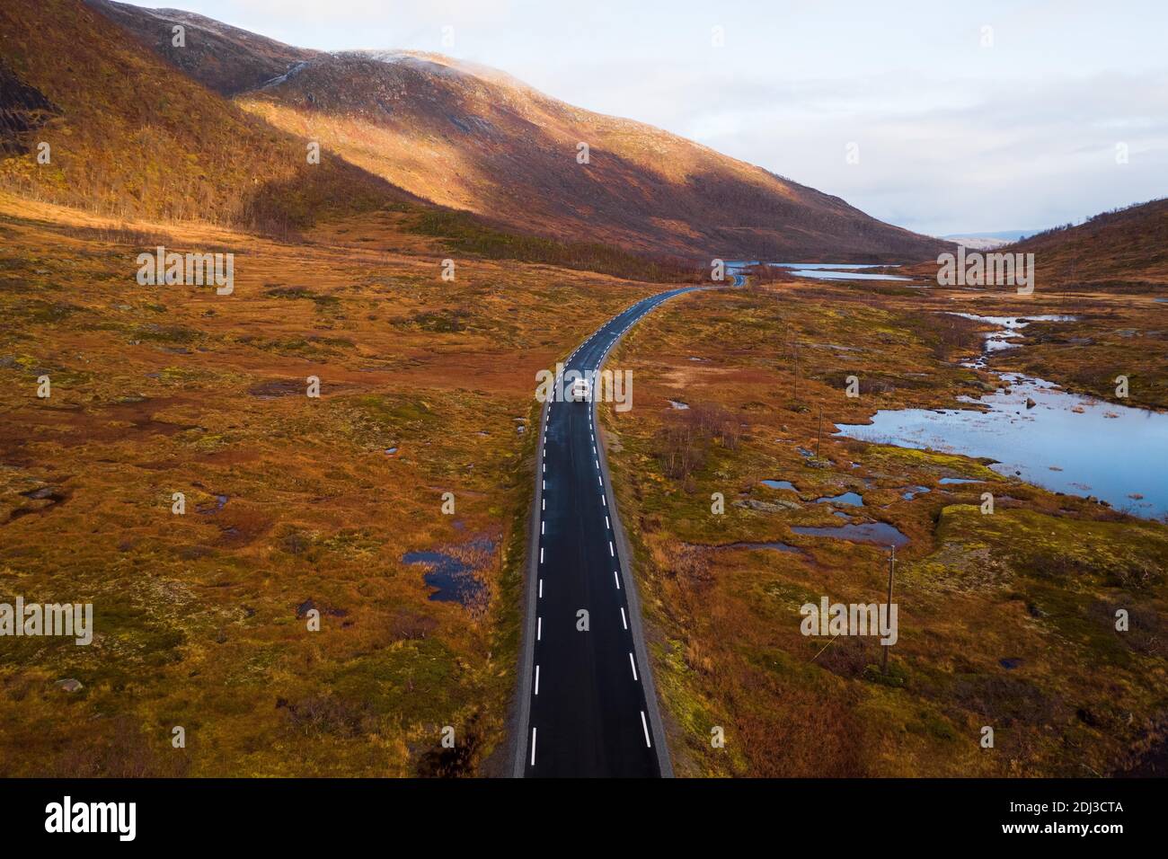 Colpo di drone, campervan su una strada con vegetazione autunnale, Fylkesvei 862, Melfjordbotn, Senja, Norvegia Foto Stock