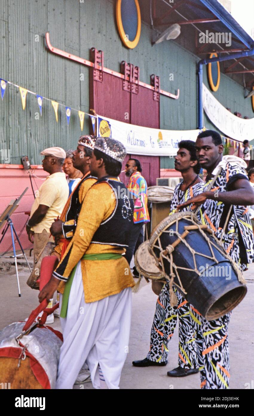 Anni 80 Trinidad e Tobago - musicisti indiani dell'Est e dell'Ovest  intrattengono regolarmente al porto delle navi da crociera complext nel  porto di Spagna Trinidad ca. 1989 Foto stock - Alamy