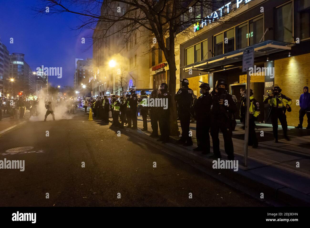 Washington, DC, USA, 12 dicembre 2020. Nella foto: La polizia protegge i violenti estremisti di estrema destra lanciando una bomba contro i dimostranti anti anti-razzismo. I manifestanti hanno marciato contro il milione di MAGA marzo e i molti sostenitori di Trump e supremacisti bianchi che sono venuti in città per protestare contro quella che erroneamente pensano sia stata un’elezione rigata. Come al solito, la polizia metropolitana (DC) proteggeva i violenti estremisti di estrema destra nonostante la loro responsabilità di istigare la maggior parte degli scontri contro i residenti della DC. Credit: Alison C Bailey/Alamy Live News Foto Stock