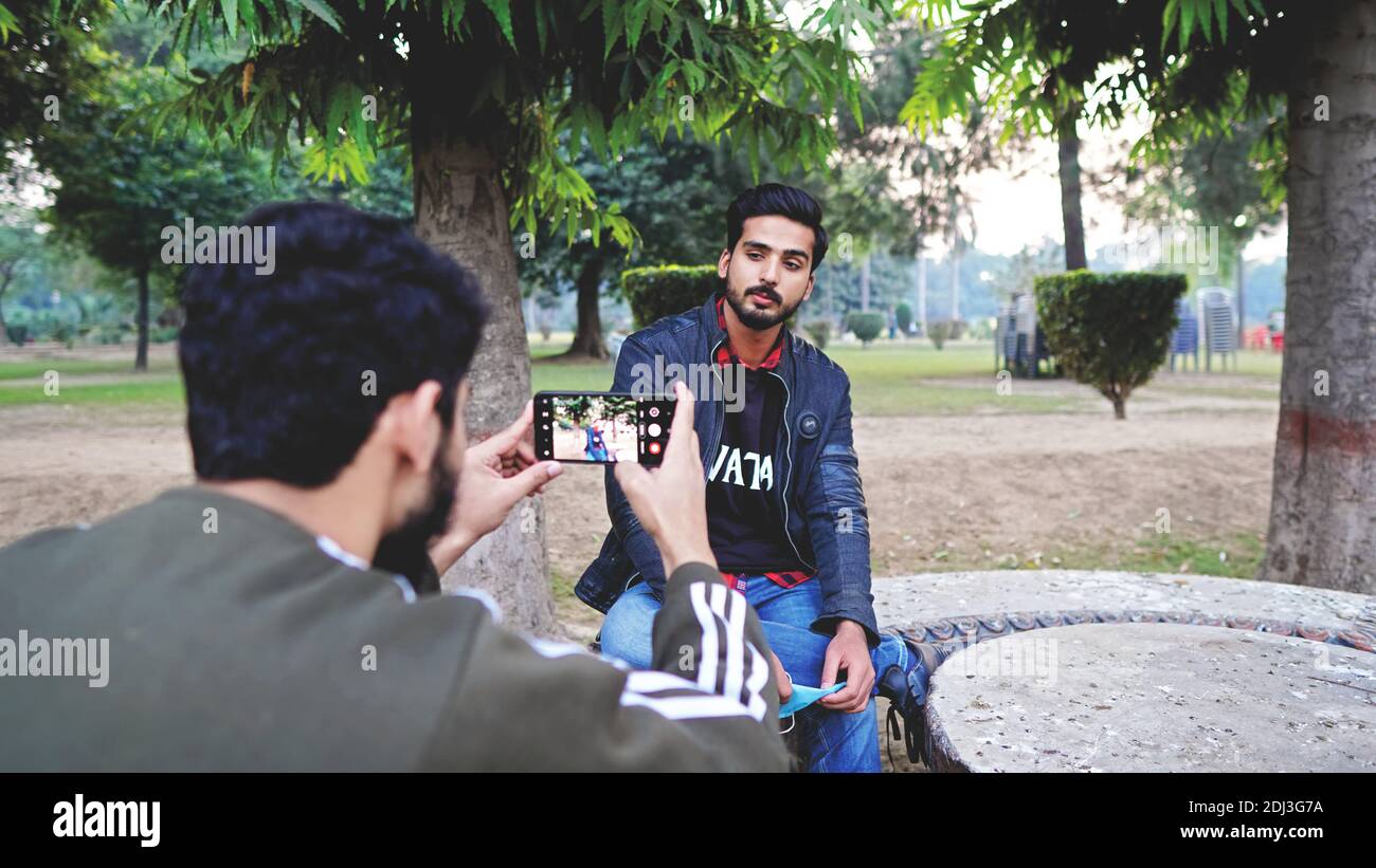 Teen scattando foto dei suoi amici , Fotografia all'aperto Foto Stock
